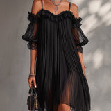 Camille | Vestido curto em chiffon preto com ombros à mostra e detalhes em renda