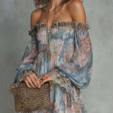 Romane | Vestido Curto em Musselina com Ombros Expostos e Estampa de Flores Românticas