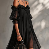 Camille | Vestido curto em chiffon preto com ombros à mostra e detalhes em renda