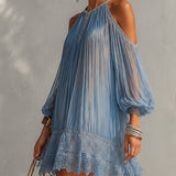 Séraphine | Vestido Azul Curto com Ombros Expostos, Detalhes Franzidos e Barra de Renda