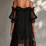 Camille | Vestido curto em chiffon preto com ombros à mostra e detalhes em renda