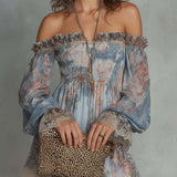 Romane | Vestido Curto em Musselina com Ombros Expostos e Estampa de Flores Românticas
