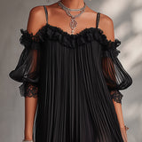 Camille | Vestido curto em chiffon preto com ombros à mostra e detalhes em renda