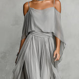 Conjunto coordenado em chiffon cinza com top de ombros descobertos e calças