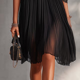 Camille | Vestido curto em chiffon preto com ombros à mostra e detalhes em renda