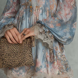 Romane | Vestido Curto em Musselina com Ombros Expostos e Estampa de Flores Românticas