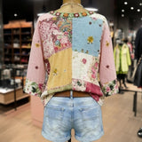 "Blusa Vintage com Estampa Floral" can be rewritten as "Blusa Retro com Design Floral".
