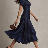 Adriana | Vestido midi em cetim com riscas retro