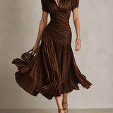 Adriana | Vestido midi em cetim com riscas retro