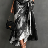 Vestido Midi Envelope com Estampa Abstrata Vermelha e Preta, Gola com Decote em V, Manga Curta, Cintura para Amarrar, Barra Assimétrica com Renda