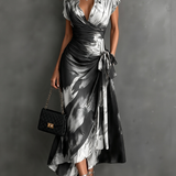 Vestido Midi Envelope com Estampa Abstrata Vermelha e Preta, Gola com Decote em V, Manga Curta, Cintura para Amarrar, Barra Assimétrica com Renda