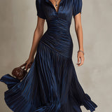 Adriana | Vestido midi em cetim com riscas retro