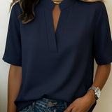 Margaux | Blusa Chic com Decote em V e Detalhe Dourado