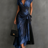 Vestido Midi Envelope com Estampa Abstrata Vermelha e Preta, Gola com Decote em V, Manga Curta, Cintura para Amarrar, Barra Assimétrica com Renda