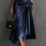 Vestido Midi Envelope com Estampa Abstrata Vermelha e Preta, Gola com Decote em V, Manga Curta, Cintura para Amarrar, Barra Assimétrica com Renda