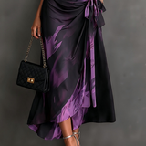 Vestido Midi Envelope com Estampa Abstrata Vermelha e Preta, Gola com Decote em V, Manga Curta, Cintura para Amarrar, Barra Assimétrica com Renda