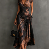 Vestido Midi Envelope com Estampa Abstrata Vermelha e Preta, Gola com Decote em V, Manga Curta, Cintura para Amarrar, Barra Assimétrica com Renda