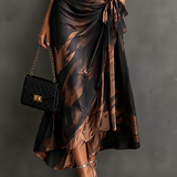 Vestido Midi Envelope com Estampa Abstrata Vermelha e Preta, Gola com Decote em V, Manga Curta, Cintura para Amarrar, Barra Assimétrica com Renda