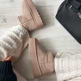 Botas de plataforma forradas en color camel Nina