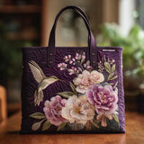 "Tamara | Bolsa Artesanal Colibri e Orquídea" can be rewritten as "Tamara | Bolsa Artesanal com Design de Colibri e Orquídea".