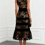Vestido midi preto em linha, sem mangas, com padrão floral em rede