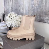Botines Chelsea Nora cortos en beige