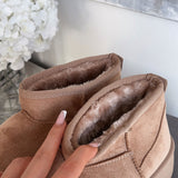 Botas de plataforma forradas en color camel Nina