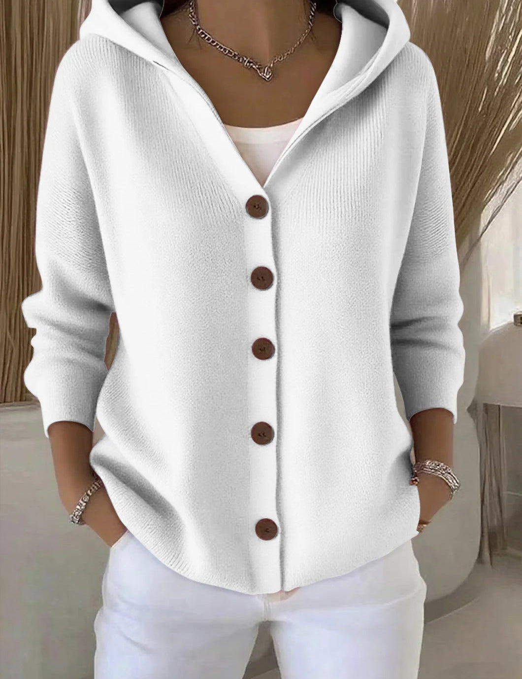 "Zoé | Cardigan de Malha com Capuz" can be rewritten as "Zoé | Cardigan de Malha com Capuz Elegante".
