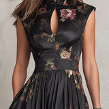 Vestido midi em cetim preto com pregas, estampa floral e decote em gota