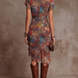 Vestido midi plissado com decote em V e estampa artística abstrata em estilo boémio.