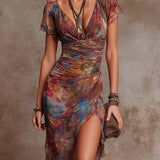 Vestido midi plissado com decote em V e estampa artística abstrata em estilo boémio.