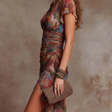 Vestido midi plissado com decote em V e estampa artística abstrata em estilo boémio.