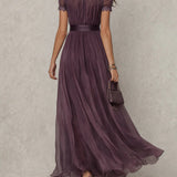 Vestido longo em chiffon roxo com decote em forma de gota e borda em renda