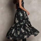 Vestido longo preto com estampa floral boémia, sem alças, com bainha irregular
