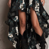 Vestido longo preto com estampa floral boémia, sem alças, com bainha irregular