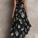 Vestido longo preto com estampa floral boémia, sem alças, com bainha irregular