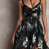 Vestido longo preto com estampa floral boémia, sem alças, com bainha irregular