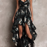 Vestido longo preto com estampa floral boémia, sem alças, com bainha irregular