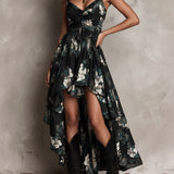 Vestido longo preto com estampa floral boémia, sem alças, com bainha irregular