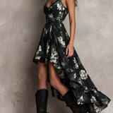 Vestido longo preto com estampa floral boémia, sem alças, com bainha irregular