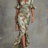 Vestido longo assimétrico em cetim verde com estampa floral, babados nas mangas em sino e decote em V