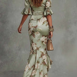 Vestido longo assimétrico em cetim verde com estampa floral, babados nas mangas em sino e decote em V