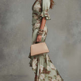Vestido longo assimétrico em cetim verde com estampa floral, babados nas mangas em sino e decote em V