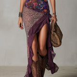 Vestido longo urbano-nômade em violeta com estampa floral de leopardo e fenda alta