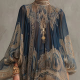 Vestido curto em chiffon azul marinho com estampa barroca, gola alta e corte irregular