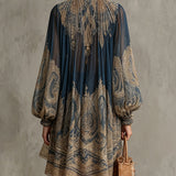 Vestido curto em chiffon azul marinho com estampa barroca, gola alta e corte irregular