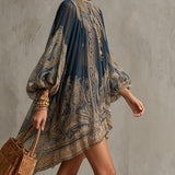 Vestido curto em chiffon azul marinho com estampa barroca, gola alta e corte irregular