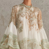 Vestido curto em chiffon com estampado verde, com bainha de volantes e mangas de volantes
