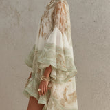 Vestido curto em chiffon com estampado verde, com bainha de volantes e mangas de volantes