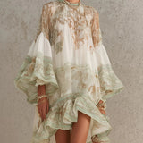 Vestido curto em chiffon com estampado verde, com bainha de volantes e mangas de volantes